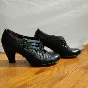 Indigo Black Heels. Size 6 1/2 M. EUC